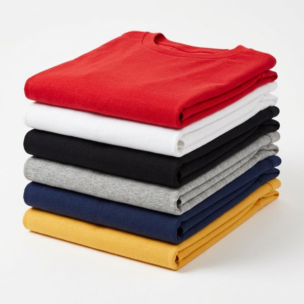 Playeras básicas dobladas de colores